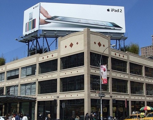 iPad2活力不減紐約蘋果店高舉廣告牌_筆記本_科技時代_新浪網